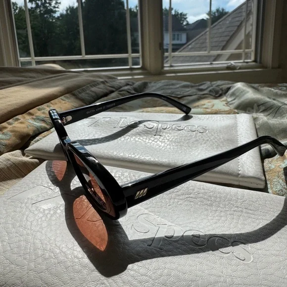 Le Specs - Outta Love - Picture 7 of 8